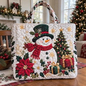 Può includere: Una borsa trapuntata con un pupazzo di neve centrale che indossa un cilindro verde e una sciarpa rossa, circondato da un albero di Natale decorato, regali, stelle di Natale rosse e bianche e agrifoglio su uno sfondo color crema con fiocchi dorati.