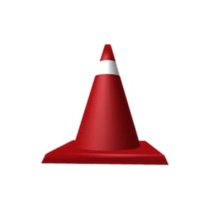Puede incluir: Un cono de tráfico de color rojo brillante que presenta una franja reflectante blanca horizontal cerca de la parte superior. El cono tiene una base cuadrada ancha y un cuerpo cónico liso que se estrecha hasta una punta redondeada.