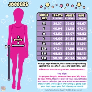 Op de afbeelding: Een maattabel voor joggers met metingen in inches voor lengte, taille en heupen. De tabel omvat maten XS tot 4XL. De tabel staat op een lichtblauwe achtergrond met sterren en een roze illustratie van een persoon die joggers draagt.