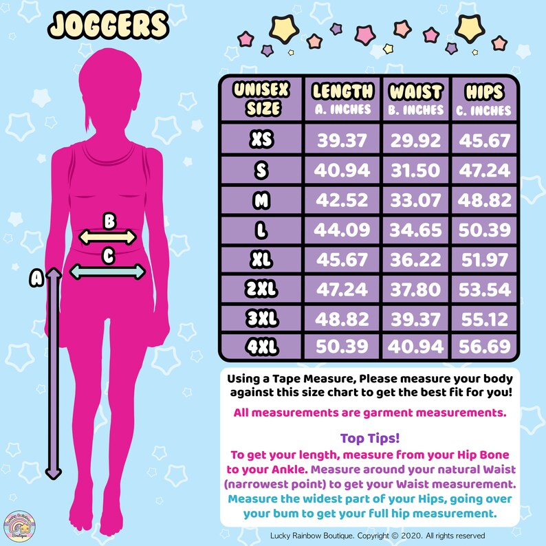 Op de afbeelding: Een maattabel voor joggers met metingen in inches voor lengte, taille en heupen. De tabel omvat maten XS tot 4XL. De tabel staat op een lichtblauwe achtergrond met sterren en een roze illustratie van een persoon die joggers draagt.