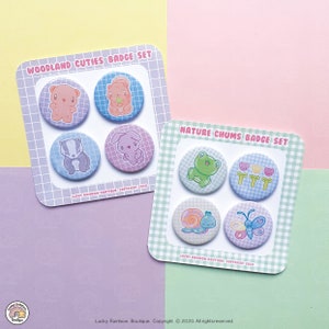 Può includere: Due set di bottoni con animali dei cartoni animati e temi della natura. Il primo set si chiama "Woodland Cuties Badge Set" e presenta un orso, un tasso, un coniglio e un orso che tiene un fungo. Il secondo set si chiama "Nature Chums Badge Set" e presenta una rana, una lumaca, una farfalla e tre fiori gialli.