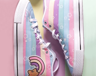 Scarpe da ginnastica alte in tela arcobaleno pastello, scarpe Kawaii, abbigliamento Fairy Kei, scarpe da ginnastica alte con arcobaleni e stelle, vestiti Goth pastello