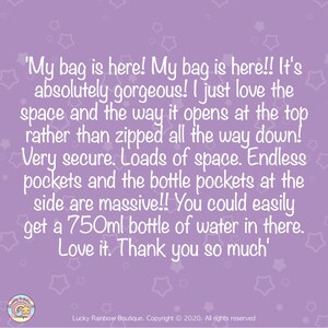 Peut inclure: Un avis client sur un sac, avec une citation sur ses caract&eacute;ristiques : 'Mon sac est arriv&eacute; ! Mon sac est arriv&eacute; !! Il est absolument magnifique ! J'adore l'espace et la fa&ccedil;on dont il s'ouvre en haut plut&ocirc;t que de se zipper jusqu'en bas ! Tr&egrave;s s&eacute;curis&eacute;. Beaucoup d'espace. Des poches sans fin et les poches pour bouteilles sur le c&ocirc;t&eacute; sont &eacute;normes !! Vous pourriez facilement mettre une bouteille d'eau de 750 ml dedans. J'adore. Merci beaucoup'