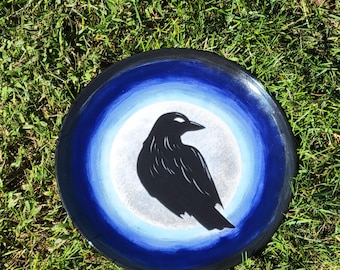 Handbeschilderd keramisch bord met kraai en maan | Gotische hemelse decoratie (diameter 25 cm)