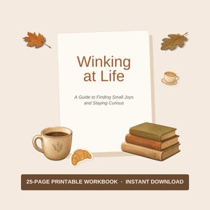 Op de afbeelding: Een 25-pagina tellend printbaar werkboek getiteld Winking at Life: A Guide to Finding Small Joys and Staying Curious. Het ontwerp bevat een centrale witte pagina, een koffiemok, een croissant, een stapel van drie boeken en herfstbladeren.