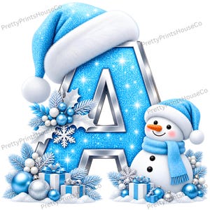 Puede incluir: Una letra A mayúscula con textura de purpurina azul y borde metálico plateado, coronada con un gorro de Papá Noel azul. Decorada con adornos azules y plateados, hojas de acebo blancas, copos de nieve, cajas de regalo y un muñeco de nieve.