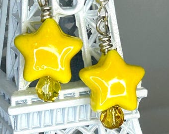 Little Star Oorbellen 2 - Keramische geglazuurde sterren met vintage gele gefacetteerde glaskralen