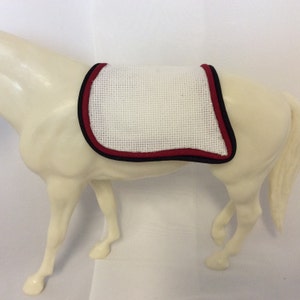 Breyer Model Horse &quot;Quilted&quot; Swallowtail English Saddle Pad - White w/ Red & Black Piping for Traditional (1:9 Scale)
