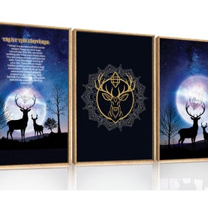 Könnte beinhalten: Ein dreiteiliges Wandbild-Set in Holzrahmen. Die äußeren Paneele zeigen Silhouetten von zwei Hirschen unter einem Vollmond und Sternenhimmel mit dem Text "TRUST THE UNIVERSE" und einem Zitat. Das mittlere Paneel zeigt einen goldenen Hirschkopf und ein Mandala.