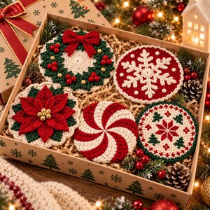 Puede incluir: Un juego de cinco posavasos redondos de ganchillo con temática navideña en una caja de regalo. Los diseños incluyen una corona verde con lazo rojo, un copo de nieve blanco sobre rojo, una flor de pascua roja, un remolino de menta y un patrón geométrico.