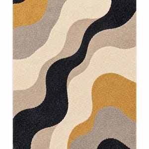 Peut inclure: Un tapis rectangulaire à poils longs présentant un motif de bandes ondulées fluides dans des tons de noir anthracite, jaune moutarde chaud, beige doux et gris taupe, créant un design sinueux continu sur toute la surface du textile.