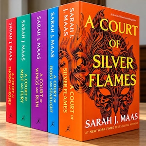 Op de afbeelding: Een set van vijf gebonden boeken van Sarah J. Maas op een rij. De titels zijn A Court of Thorns and Roses, A Court of Mist and Fury, A Court of Wings and Ruin, A Court of Frost and Starlight en A Court of Silver Flames.