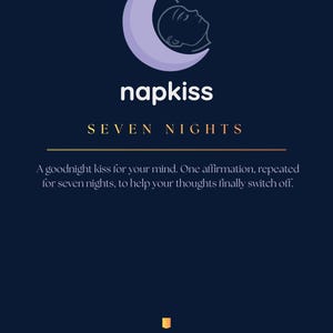 Può includere: Una guida alle affermazioni per il sonno blu scuro intitolata napkiss SEVEN NIGHTS. La copertina presenta una luna crescente viola chiaro con un volto addormentato e simboli ZZZ, seguito dal testo: A goodnight kiss for your mind. One affirmation, repeated for seven nights, to help your thoughts finally switch off. A SLEEP AFFIRMATION GUIDE 01.