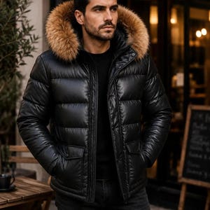 Schwarze Herren-Steppjacke mit Pelzkapuze, Wintermantel