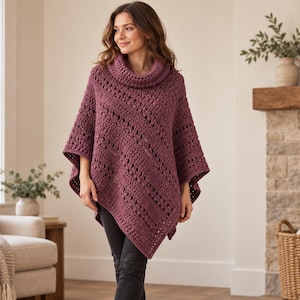 Könnte beinhalten: Ein langärmeliger Häkelponcho in Mauve mit dickem Wasserfallkragen und einem strukturierten Lochmuster. Das Kleidungsstück fällt locker über die Schultern und den Oberkörper und endet in einem spitzen Saum, kombiniert mit einer dunklen Hose und braunen Stiefeln.