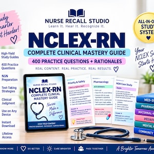 Op de afbeelding: Een digitale studiegids voor het NCLEX-RN-examen genaamd Nurse Recall Studio. De afbeelding toont een tablet met de gids, gedrukte studiekaarten over prioriteit, veiligheid, farmacologie en NGN-casestudy's, en een blauwe stethoscoop.