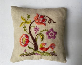Cojín pequeño floral bordado a mano de los años 70, color naranja, coral, rojo y violeta, estilo jacobino, bordado de mediados de siglo, flores con pájaros.