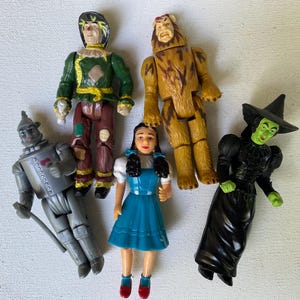 Vintage Zauberer von Oz Actionfiguren MGM Turner, 5er Set, kleine Gelenkplastikfiguren, fehlender Korb mit Toto und Hexenbesen LionHas Tail