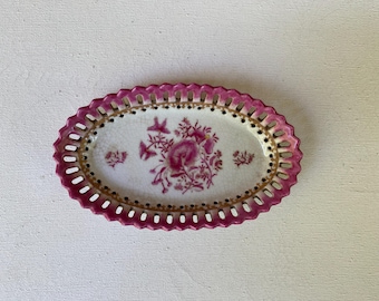 Jabonera floral vintage de la fábrica de porcelana United Wilson, plato pequeño ovalado, color burdeos, rosa y blanco, Hong Kong.