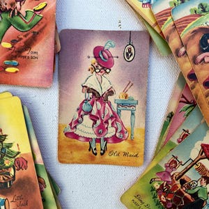 Vintage Old Maid Deck von Russell, Mutter Gänsereime, alte Magd ist kleines Mädchen im Kleid, komplettes Deck, keine Box, keine Richtungen. 39 Karten