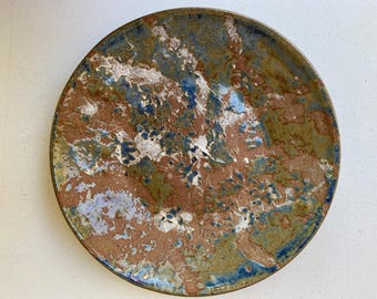 Plato decorativo de cerámica vintage de 1982, hecho a mano, de cerámica, firmado por el artista, diseño salpicado, arcilla roja, parece de John Shedd.