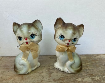 Vintage Cat Salt and Pepper Shakers de Inarco, figuras de gatitos grises y marrones con lazo de cinta y bigotes de alambre, cocina de mediados de siglo
