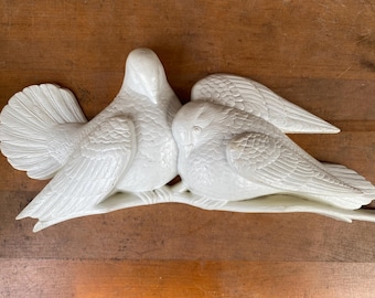 Adorno de pared vintage con pareja de palomas, Homco Burwood, palomas blancas, palomas del amor, decoración para bodas, decoración para encima de la puerta.