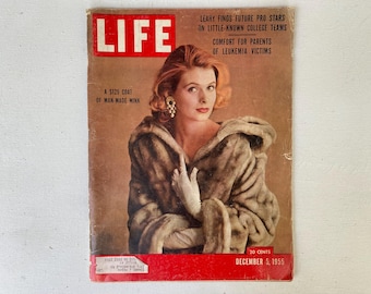 Revista Life, 5 de diciembre de 1955, Kathleen Wallace modelando un abrigo de visón sintético, revista vintage.