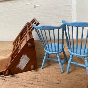 Vintage Dollhouse Corner Cabinet With 2 Windsor Chairs, Traditional Dollhouse Furniture, Wood Cab, Blue Plastic Windsor Chairs, Dining Rm image 5