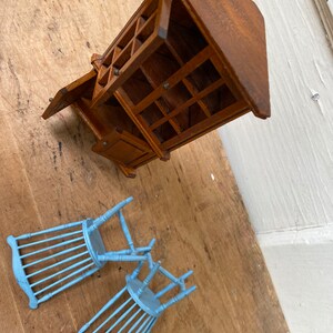 Vintage Dollhouse Corner Cabinet With 2 Windsor Chairs, Traditional Dollhouse Furniture, Wood Cab, Blue Plastic Windsor Chairs, Dining Rm image 6