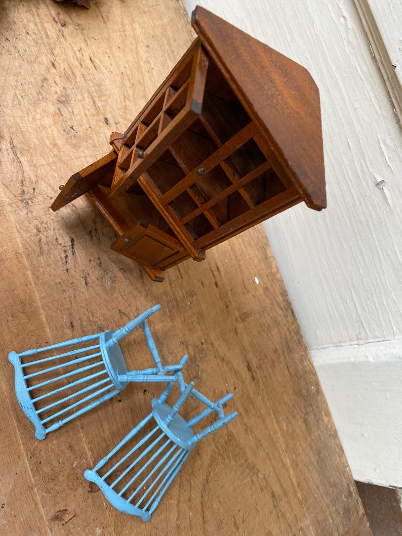 Vintage Dollhouse Corner Cabinet With 2 Windsor Chairs, Traditional Dollhouse Furniture, Wood Cab, Blue Plastic Windsor Chairs, Dining Rm image 6