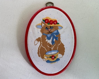 Tapiz de pared vintage de los 80 con bordado de gato, "El maullido del gato", gato con sombrero y taza de té, lazo azul, kit de Stitchables terminado, para amantes de los gatos.