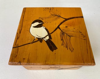 Caja para pájaros con forma de carbonero, estilo vintage, creada por David Little, amante de las aves. Arte en pirograbado. Caja de madera, decoración para mesa de centro, cabaña, casa de campo.