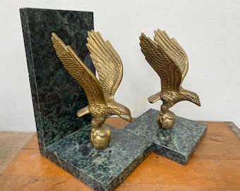 Sujetalibros de mármol y latón vintage con águila, LEER, Águila sobre bola, Mármol verde, UNO falta en la parte trasera, Grandes comerciantes de la ciudad de San Francisco, Estantería