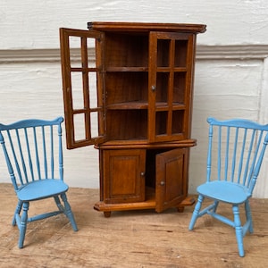 Vintage Dollhouse Corner Cabinet With 2 Windsor Chairs, Traditional Dollhouse Furniture, Wood Cab, Blue Plastic Windsor Chairs, Dining Rm image 1