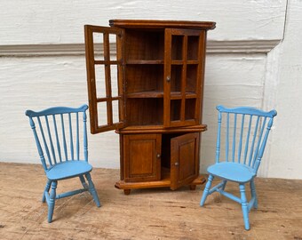Vintage Dollhouse Corner Cabinet With 2 Windsor Chairs, Traditional Dollhouse Furniture, Wood Cab, Blue Plastic Windsor Chairs, Dining Rm