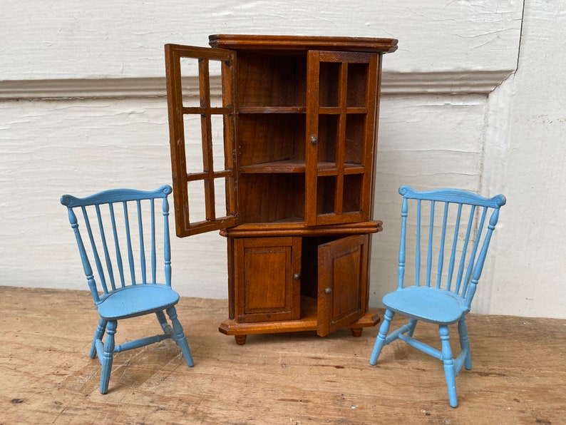 Vintage Dollhouse Corner Cabinet With 2 Windsor Chairs, Traditional Dollhouse Furniture, Wood Cab, Blue Plastic Windsor Chairs, Dining Rm image 1