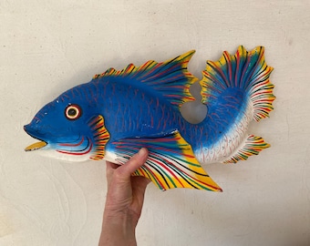 Peces de madera vintage, tallados y pintados a mano, peces asiáticos, chinos, tropicales, azules, blancos y amarillos, decoración para fiestas en la piscina.