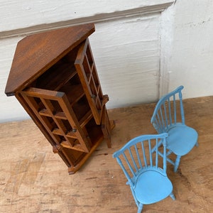 Vintage Dollhouse Corner Cabinet With 2 Windsor Chairs, Traditional Dollhouse Furniture, Wood Cab, Blue Plastic Windsor Chairs, Dining Rm image 2