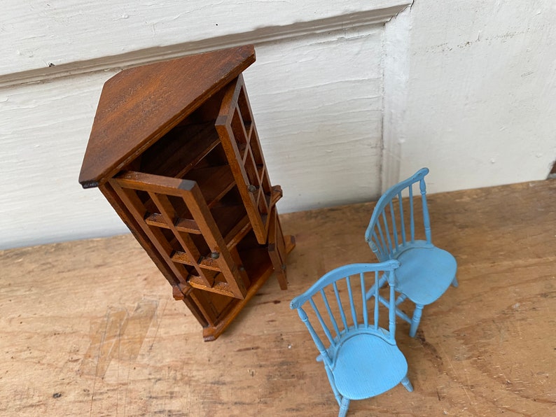 Vintage Dollhouse Corner Cabinet With 2 Windsor Chairs, Traditional Dollhouse Furniture, Wood Cab, Blue Plastic Windsor Chairs, Dining Rm image 2
