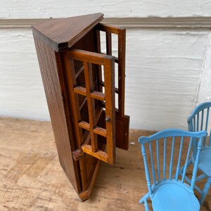 Vintage Dollhouse Corner Cabinet With 2 Windsor Chairs, Traditional Dollhouse Furniture, Wood Cab, Blue Plastic Windsor Chairs, Dining Rm image 3
