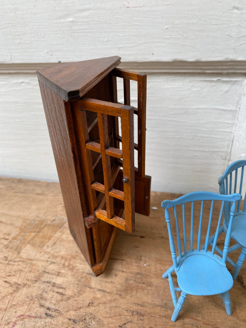 Vintage Dollhouse Corner Cabinet With 2 Windsor Chairs, Traditional Dollhouse Furniture, Wood Cab, Blue Plastic Windsor Chairs, Dining Rm image 3