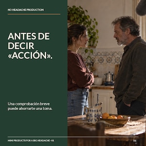 Puede incluir: Un panel vertical verde oscuro muestra el texto blanco NO HEADACHE PRODUCTION, ANTES DE DECIR «ACCIÓN»., y Una comprobación breve puede ahorrarte una toma. Al lado, una mujer con suéter granate y un hombre con camisa marrón se miran.