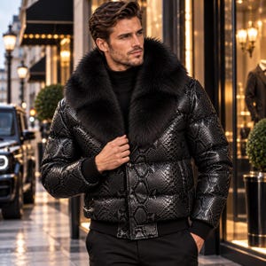 Peut inclure: Une doudoune noire avec un motif peau de serpent, un grand col en fausse fourrure noire et des poignets côtelés noirs. La veste est portée sur un pull à col roulé noir et associée à un pantalon noir, créant un ensemble monochrome.