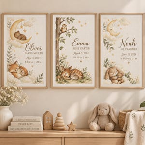 Peut inclure: Trois cadres avec des broderies au point de croix représentant des animaux des bois, des lunes et des étoiles. Chaque affiche indique le prénom, la date de naissance, le poids et la taille d'un enfant avec des tons neutres et doux.