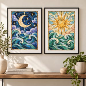 Könnte beinhalten: Zwei gerahmte Wandkunstdrucke mit Designs im Buntglasstil. Der linke Druck zeigt eine goldene Mondsichel und Sterne über blauen Meereswellen. Der rechte Druck zeigt eine goldene Sonne über türkisfarbenen und grünen Meereswellen mit Wolken.