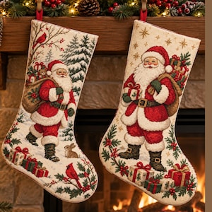 Op de afbeelding: Twee crèmekleurige kerstsokken met geweven tapijtmotieven. De linker kerstsok toont de Kerstman met een zak, een konijn en een kardinaalvogel. De rechter kerstsok toont de Kerstman die een cadeau vasthoudt, omringd door sterren en ingepakte cadeaus.