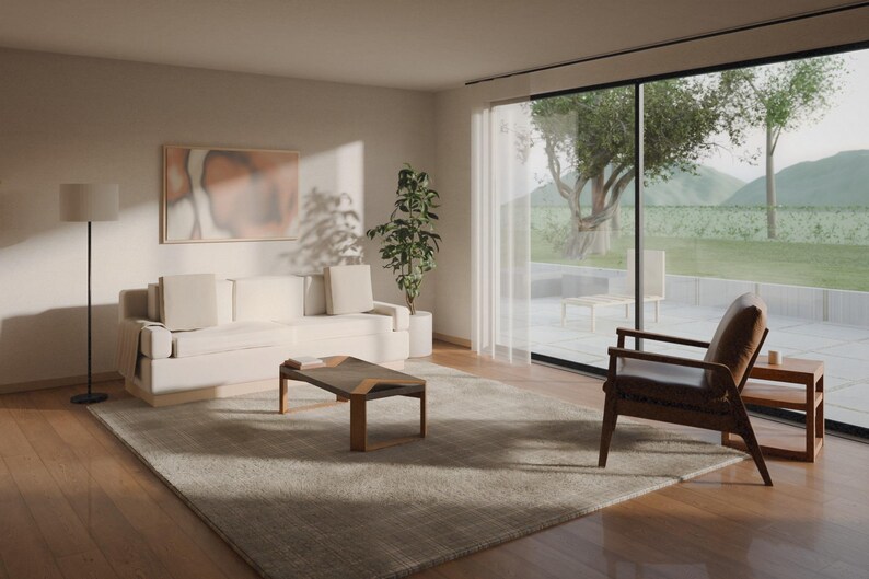Puede incluir: Una sala de estar con un sof&aacute; de color crema con dos cojines a juego, una mesa de centro de madera, un sill&oacute;n de cuero marr&oacute;n oscuro, una l&aacute;mpara de pie, una planta en maceta y una alfombra grande sobre suelo de madera.