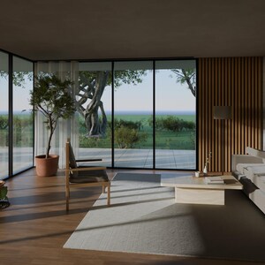 Puede incluir: Un interior de sala de estar con un sof&aacute; de color claro, una mesa de centro de madera, un sill&oacute;n de madera y una l&aacute;mpara de pie. Grandes ventanales de cristal revelan un paisaje exterior con &aacute;rboles. Plantas en macetas cerca.