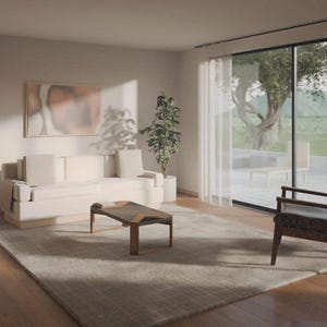 Puede incluir: Una sala de estar con un sof&aacute; de color crema con cojines a juego, una mesa de centro de madera, un sill&oacute;n de madera marr&oacute;n oscuro, una l&aacute;mpara de pie, una planta en maceta y una alfombra grande sobre un suelo de madera con vista al patio.
